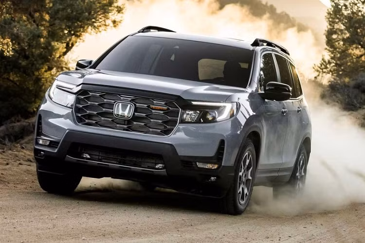 Ở phiên bản 2022, Honda Passport vẫn sở hữu kích thước như cũ, bao gồm chiều dài 4.840 mm, chiều rộng 2.000 mm, chiều cao 1.820 mm và chiều dài cơ sở 2.820 mm. Như vậy, so với Honda CR-V, mẫu SUV 5 chỗ này có kích thước lớn hơn đáng kể. Dự kiến, xe sẽ chính thức có mặt tại đại lý ở Mỹ vào mùa đông năm nay. Giá xe Honda Passport 2022 vẫn chưa được công bố.