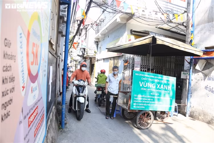Ảnh: 50 chốt "vùng xanh" phòng chống COVID-19 đầu tiên tại Hà Nội - Hình 7 Anh: 50 chot