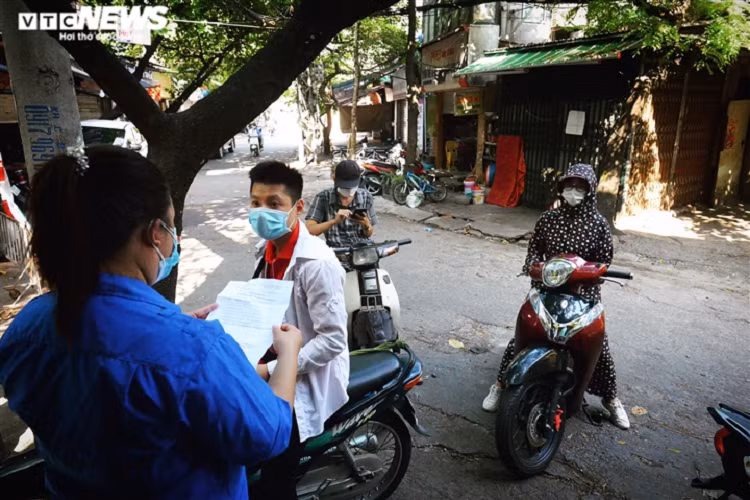 Ảnh: 50 chốt "vùng xanh" phòng chống COVID-19 đầu tiên tại Hà Nội - Hình 4 Anh: 50 chot