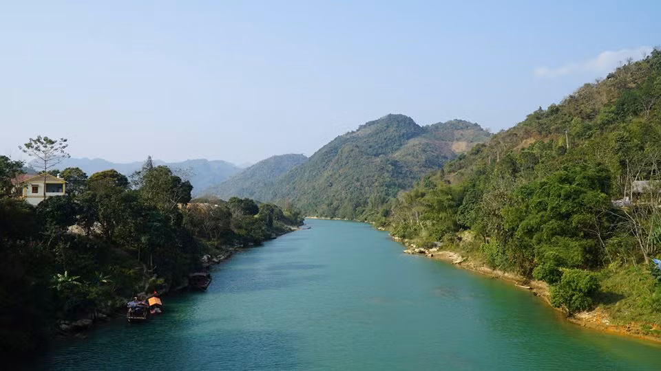 Lần theo cung đường Tâm di chuyển, công an xác định điểm dừng chân cuối cùng là ở sông Chảy trên cầu Bảo Nhai. Một vài người dân cho biết, họ có nhìn thấy Tâm đang bơi giữa sông để kéo một bao tải. Khi được hỏi về việc này, Tâm kể đó là bao tải măng anh ta mới mua. Khi dừng xe ở cầu Bảo Nhai để bê bao măng lên thì vô tình làm bao măng rơi xuống sông. Tuy nhiên, lan can cầu cao khoảng 80cm, chưa kể xe máy Tâm dựng cách mép cầu tới 1m. Như thế làm cách nào mà "bao tải măng" lại có thể rơi xuống sông nếu không phải Tâm cố tình ném đi. (Ảnh minh họa, nguồn internet)