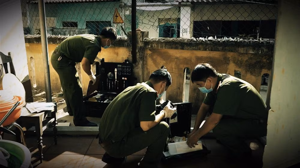 Thông tin được báo về Công an quận Cầu Giấy và Công an TP Hà Nội. Tại hiện trường, đội kỹ thuật hình sự xác định, thi thể là của nữ, phần đầu và các ngón tay đã bị cắt rời. Trên tử thi có nhiều vết thương do vật sắc nhọn gây ra. Theo phán đoán, người này ở tầm tuổi từ 20 đến 30 và đã tử vong được khoảng 15 ngày. Việc xác định danh tính nạn nhân gặp khó khăn do hung thủ đã tính toán vô cùng kỹ lưỡng để xóa dấu vết, cũng không còn ngón tay để nhận diện. (Ảnh minh họa, nguồn internet)