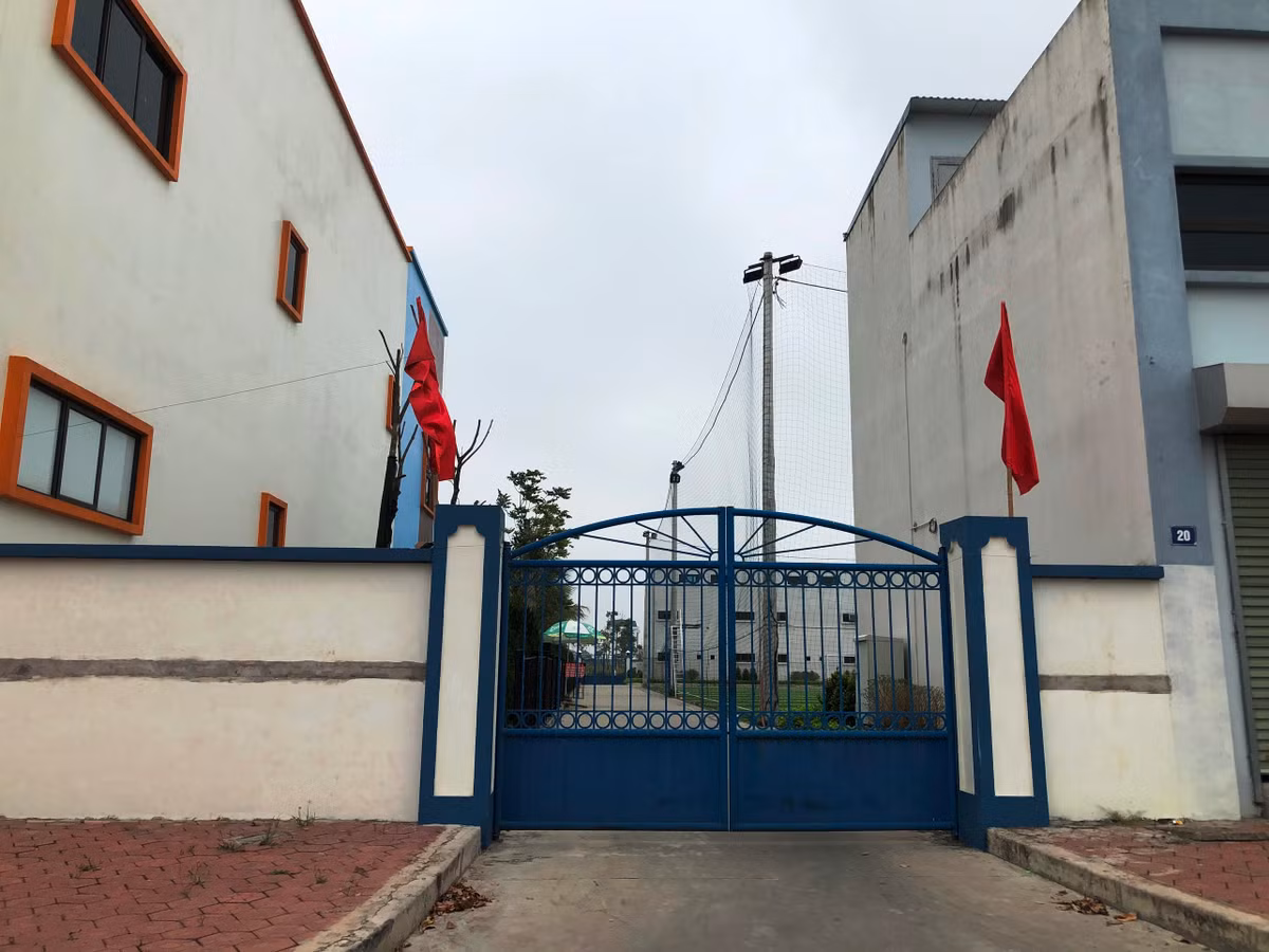 Ngoài ra, Công ty Cổ phần Đầu tư bất động sản Thành Đông buộc phải thực hiện tiếp thủ tục thuê đất theo quy định và nộp lại số lợi bất hợp pháp có được do thực hiện hành vi vi phạm hành chính với số tiền hơn 930 triệu đồng.