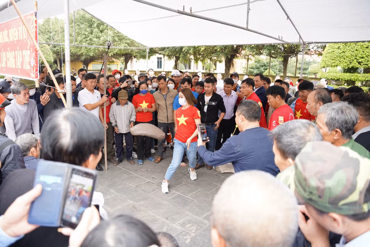 Một nữ pháo thủ chơi pháo đất.