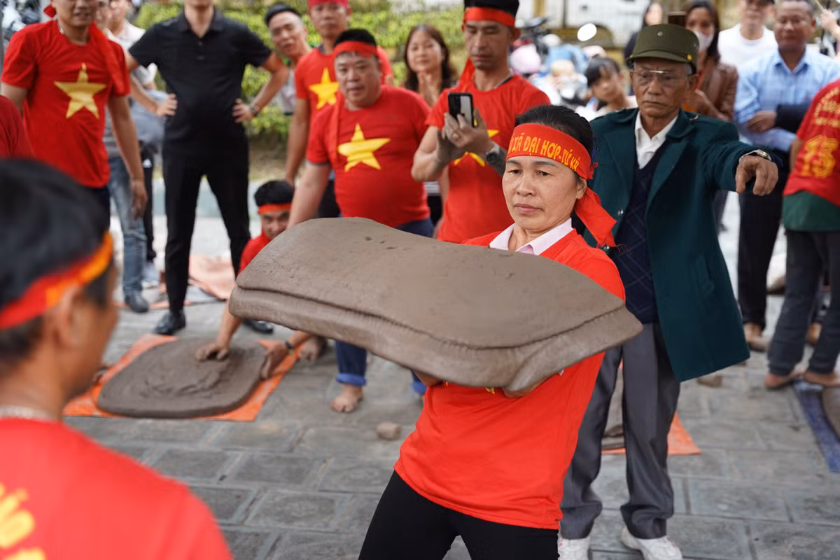 Nữ pháo thủ gieo pháo trong sự cổ vũ nhiệt tình của khán giả.