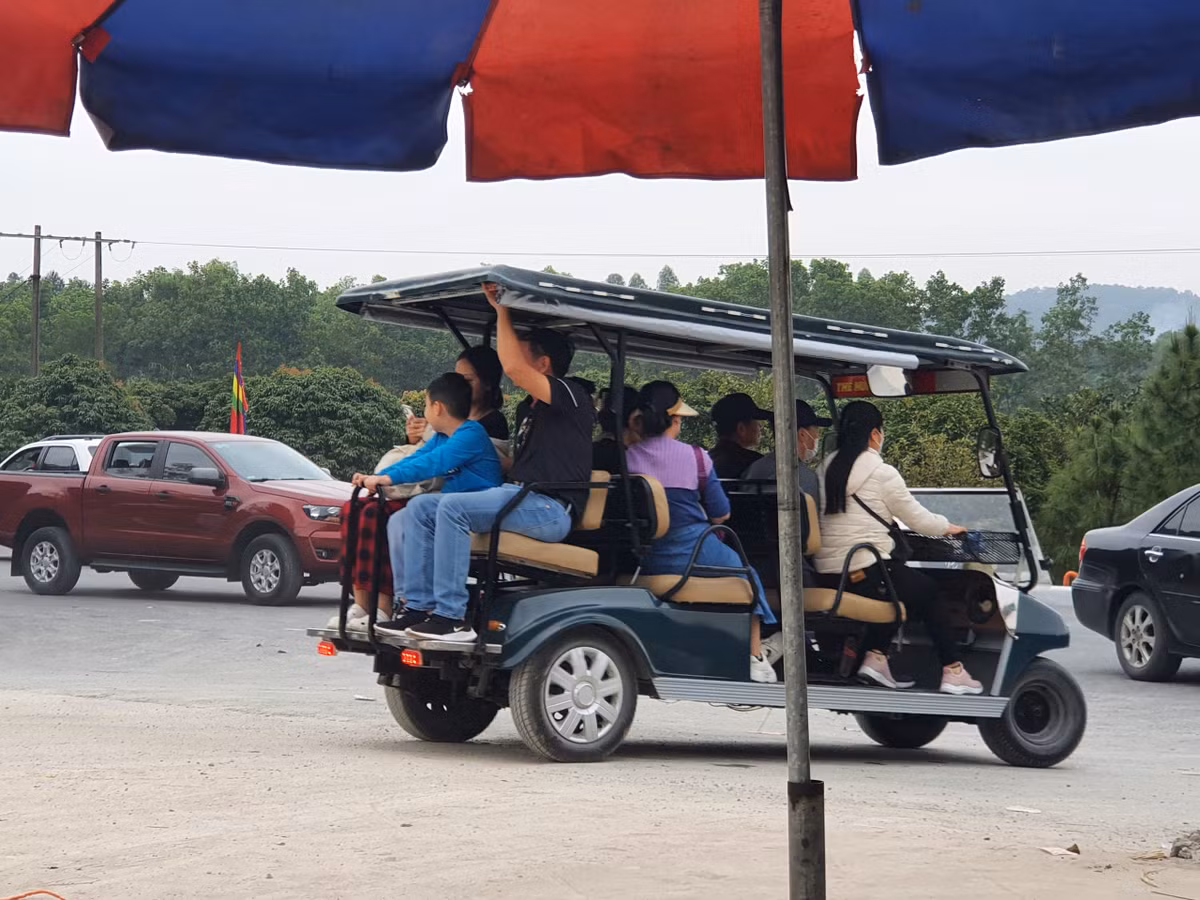 Cam xe dien 4 banh hoat dong cho khach tai Khu di tich Con Son