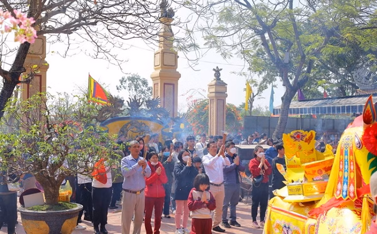 Những ngày đầu Xuân Giáp Thìn, hàng chục nghìn người dân và du khách thập phương đã về Đền Ông Hoàng Mười để cầu sức khỏe, bình an và may mắn.