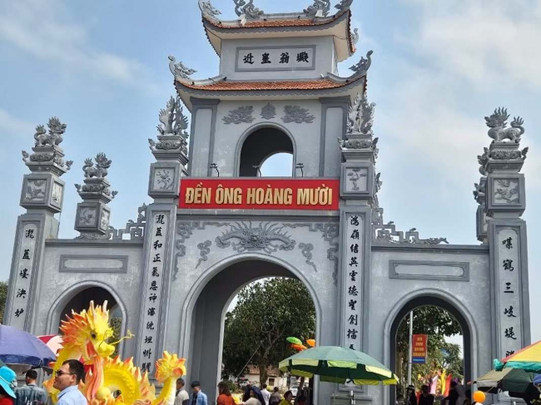 Đền Ông Hoàng Mười tên chữ là Mỏ Hạc Linh, thờ Quan Hoàng Mười, người có công hộ quốc bảo dân, chở che cuộc sống cộng đồng, được nhân dân khắp mọi miền ngưỡng mộ và tôn kính. Đền còn thờ các vị phúc thần: Lê Khôi, Quận công Trịnh Trung, Song Đồng Ngọc Nữ và hệ thống đạo Mẫu tứ phủ mà người đứng đầu là Thánh Mẫu Liễu Hạnh. 