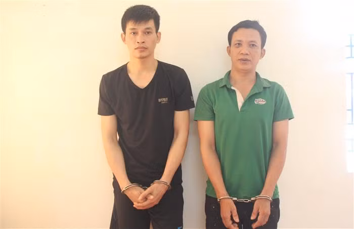  Hai con nghiện trộm tiền công đức tại đền: Ngày 9/9/2020, Công an huyện Hưng Nguyên, tỉnh Nghệ An đã bắt giữ Lê Văn Sáng (SN 1979) và Nguyễn Văn Tuân (SN 1997), cùng trú tại huyện Nghi Xuân, tỉnh Hà Tĩnh về hành vi trộm cắp tài sản. Lợi dụng đêm khuya, Sáng và Tuân đã lẻn vào đền ông Hoàng Mười, xã Hưng Thịnh trộm gần 12 triệu đồng từ hòm công đức. Trong quá trình lấy tiền, hai đối tượng bị bảo vệ đền phát hiện nên đã nhanh chân tẩu thoát. Đây là hai đối tượng nghiện, có tiền án về tội cướp và trộm cắp tài sản. 