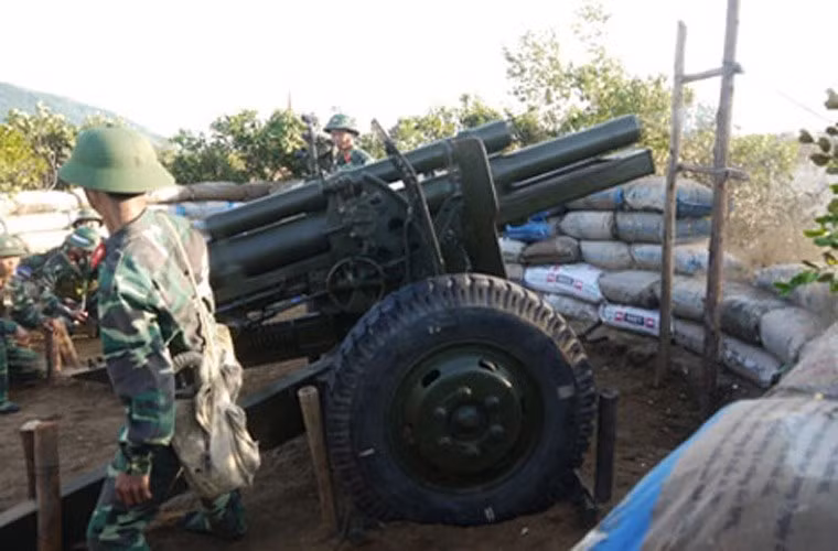 Về pháo binh, QĐND Việt Nam sử dụng phổ biến khẩu lựu pháo M101A1/A2 cỡ 105mm và M114 155mm “made in USA”. Đáng lưu ý, chúng ta đã tự sản xuất được pháo tự hành trên cơ sở kết hợp pháo M101 với xe vận tải Ural của Liên Xô.
