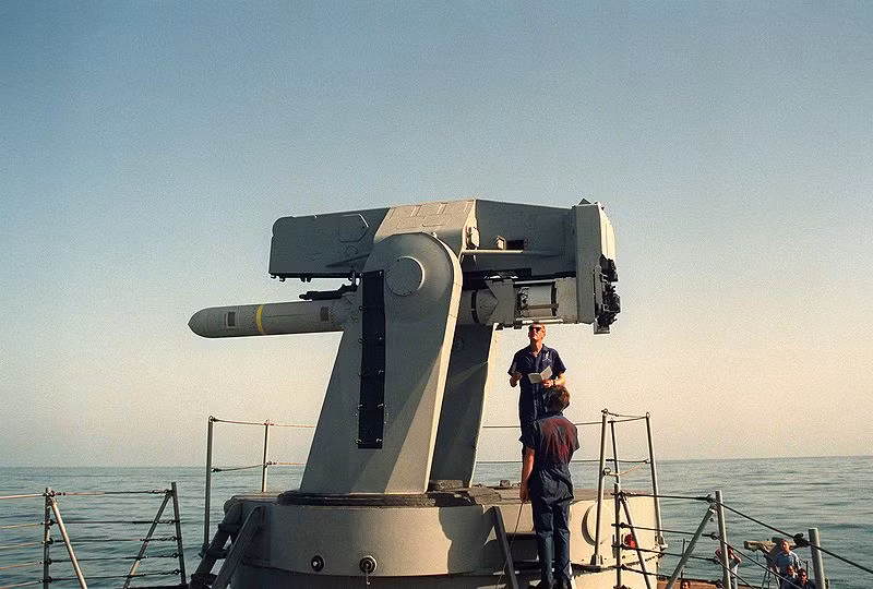 Hoặc có thể bắn cả tên lửa chống hạm RGM-84 Harpoon có tầm bắn 130km.