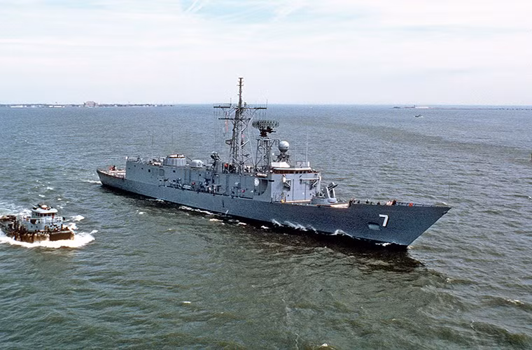Tàu chiến lớp Oliver Hazard Perry được phân hạng là tàu khu trục tên lửa cỡ nhỏ, chế tạo với số lượng lên tới 51 chiếc từ năm 1977-1989 bởi hàng loạt nhà máy đóng tàu. Lớp tàu này được thiết kế cho nhiệm vụ hộ tống, bảo vệ các cuộc đổ bộ đường biển, các nhóm tàu hậu cần, các tàu sân bay, tàu đổ bộ... Bên cạnh đó, sức mạnh của nó hoàn toàn đáp ứng các nhu cầu tác chiến độc lập, tác chiến biển xa, dài ngày.