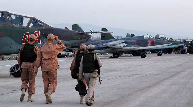 Syria là một đồng minh lâu đời và quan trọng tại khu vực chiến lược Trung Đông, nên Nga đã trợ giúpQuân đội chính phủ Syria rất nhiều để giành chiến thắng; đây là một gánh nặng rất lớn đối với bất kỳ một quốc gia nào, chưa kể hiện nay Nga đang bị bao vây cấm vận và ảnh hưởng của giá dầu mỏ lao dốc; vì vậy Nga cũng không thể kéo dài cuộc nội chiến tại Syria.