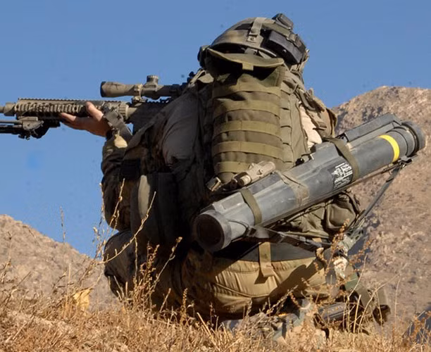 Mỗi quả đạn dùng cho M72 LAW nặng 1,8kg. Tốc độ đầu nòng của đạn là 145 m/s.