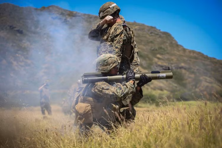 M72 LAW là vũ khí chống tăng hạng nhẹ cùng thời với RPG-7 của Nga.