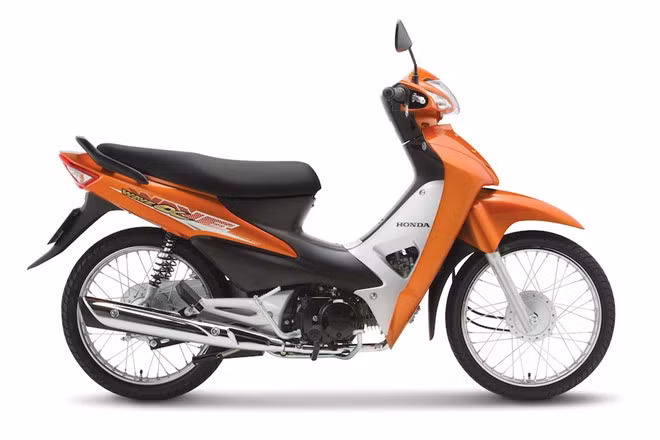 Với mức chênh lệch lên tới khoảng 4 triệu đồng (thậm chí còn đắt hơn), nhiều người tiêu dùng khá thất vọng và ngậm ngùi trước sự tăng giá chóng mặt của một dòng xe số phổ thông này.