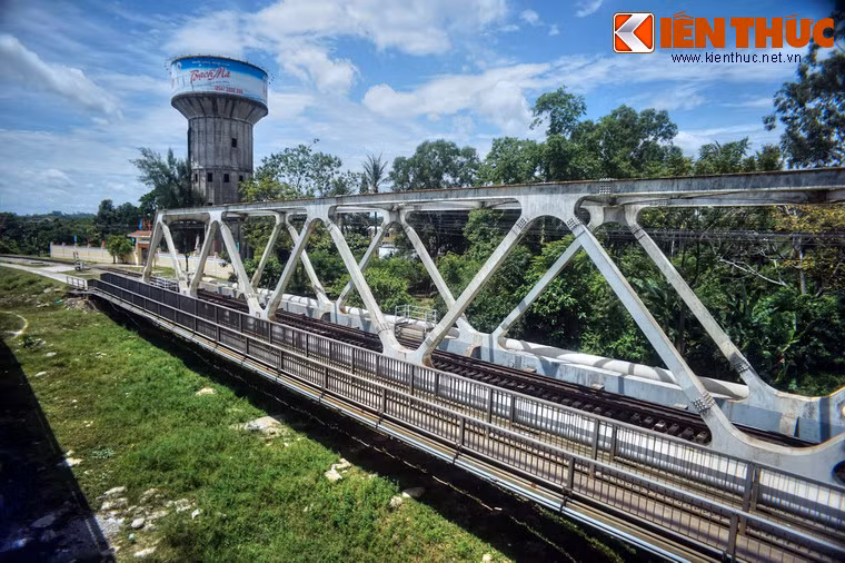 Trải qua một quá trình lịch sử lâu dài, cầu sắt Bạch Hổ và tháp nước ở cồn Dã Viên đã trở thành một hình ảnh ghi dấu trong tâm trí nhiều thế hệ người Huế.