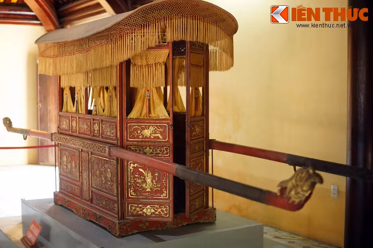 3. Nhà Tả trà trong cung Diên Thọ của Tử Cấm Thành Huế là nơi lưu giữ và trưng bày một hiện vật lịch sử hiếm có: Chiếc kiệu cổ của Hoàng thái hậu Từ Cung (1890 - 1980, vợ vua Khải Định, mẹ vua Bảo Đại). Toàn bộ chiếc kiệu được sơn son thiếp vàng, chạm trổ công phu.