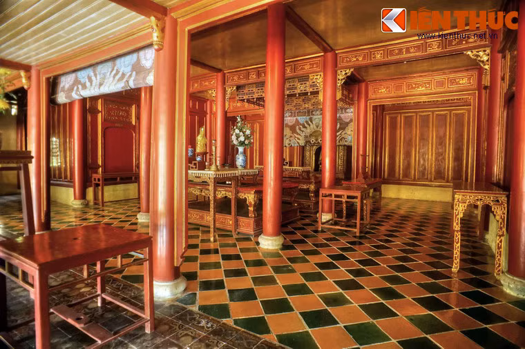 Ở phía trong, miếu được chống đỡ bằng 72 cột gỗ, chia thành 9 hàng từ trước đến sau và 8 hàng từ trái sang phải, kê chân trên đá tảng.
