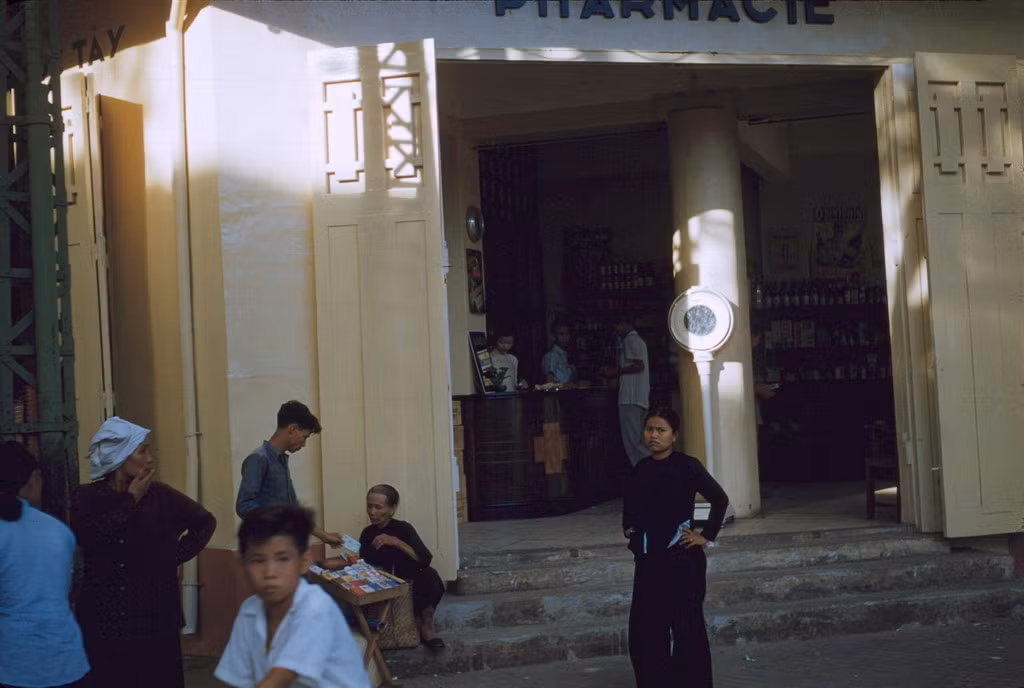 Tiệm thuốc Tây góc Mac Mahon - Bonard (Nam Kỳ Khởi Nghĩa - Lê Lợi). Ảnh: Manhhai Flickr.