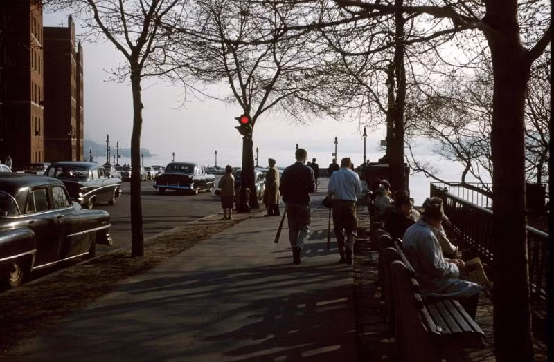 Đường bờ sông Manhattan, New York năm 1960-1961. Ảnh: Vintag.es.