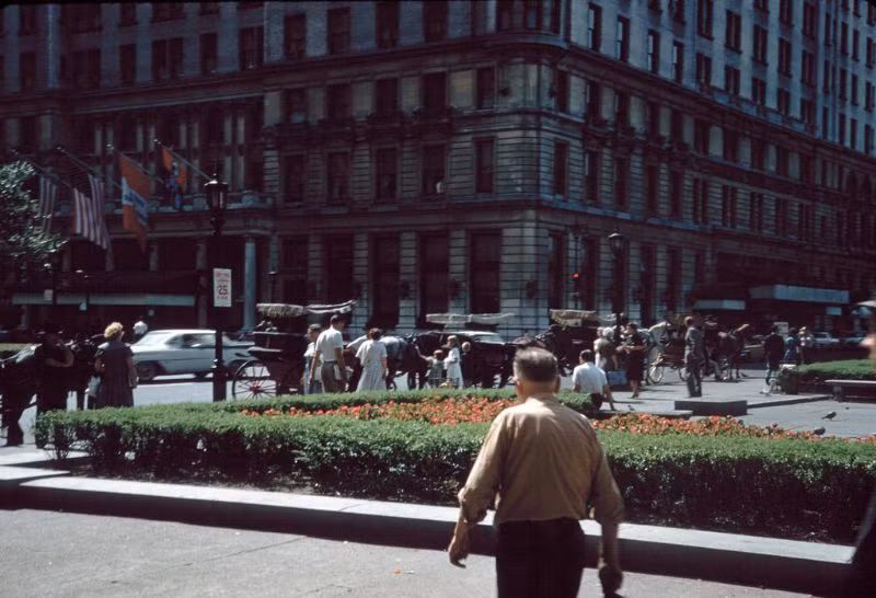 Bên ngoài khách sạn The Plaza ở khu Manhattan. Ảnh: Vintag.es.