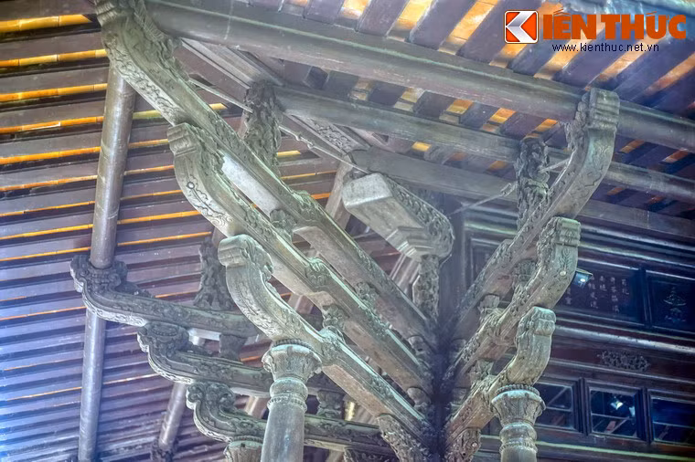 Các bộ vì kèo được chạm trổ cực kỳ tinh xảo với hình “lưỡng long tranh châu” hay hình rồng ngang, được coi là một trong những bộ vì kèo đẹp nhất của cung điện Huế.