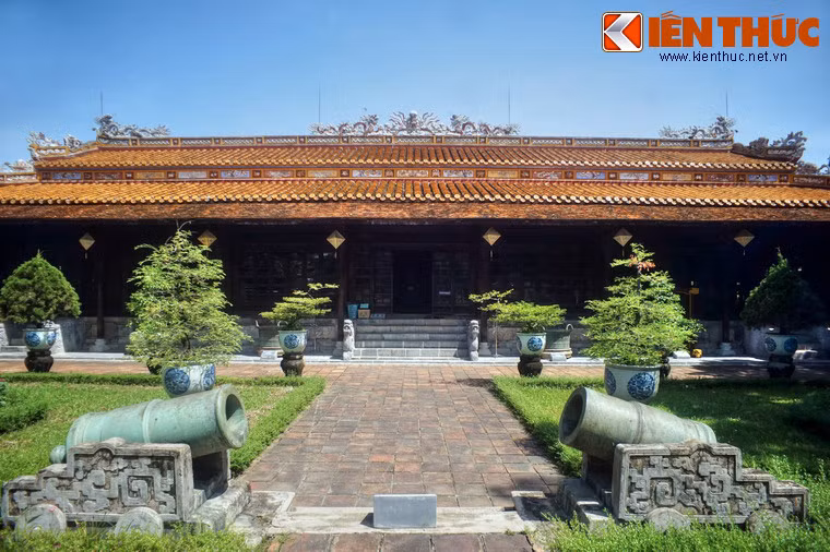 Về mặt lịch sử, điện Long An đã trải qua rất nhiều thăng trầm, từng vài lần chuyển đổi công năng và một lần phải di dời địa điểm.