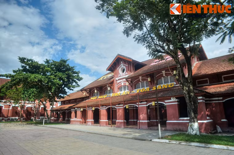 Theo dòng lịch sử, trường đã mang nhiều tên gọi khác nhau: Từ 1919- 1954, trường mang tên Cao đẳng tiểu học Đồng Khánh. Từ 1955- 1975, trường mang tên trường Nữ trung học Đồng Khánh gồm hai cấp: Đệ Nhất cấp và Đệ Nhị cấp.