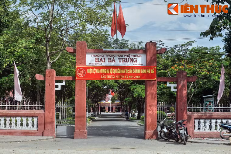Cổng trường được xây theo kiểu tam quan, đơn giản nhưng cũng không kém phần trang nhã.