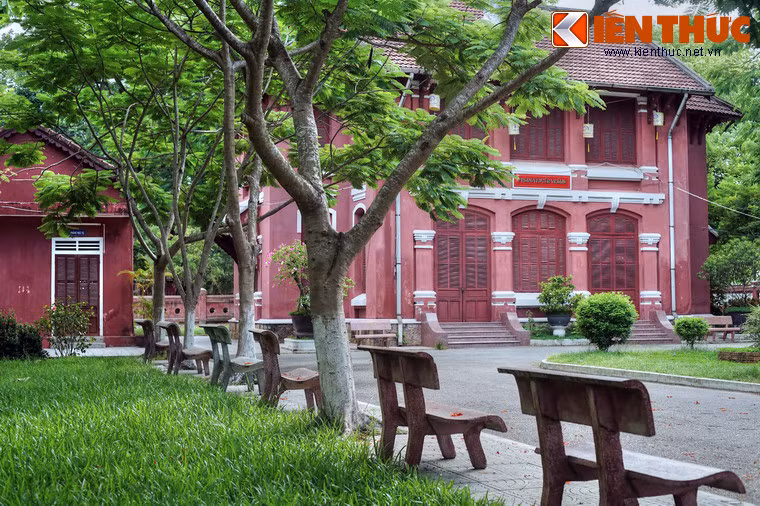 Theo dòng lịch sử, nhiều nữ sinh Đồng Khánh đã trở thành những nhà khoa học, nhà văn hóa, giáo dục, nhà quân sự, nhà ngoại giao, nhà báo, văn nghệ sĩ, nghệ nhân tài hoa trên nhiều lĩnh vực…