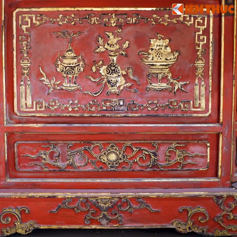Thân kiệu được sơn son thiếp vàng, chạm trổ công phu.