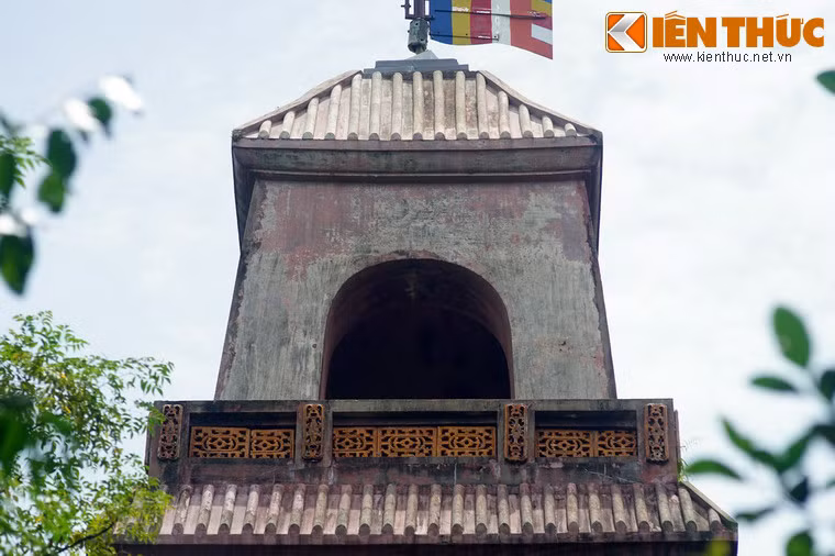 Trên đỉnh tháp ngày xưa có dựng trụ đồng đặt pháp luân chuyển động theo gió, kèm theo hệ thống chuông lắc. Khi gió thổi pháp luân xoay, âm thanh của tiếng chuông sẽ vang vọng gần xa.