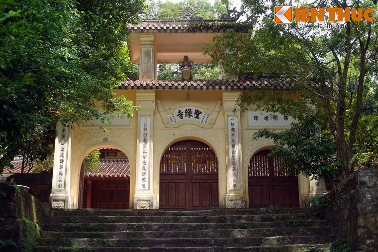 Cổng tam quan của chùa nằm ở lưng chừng núi, được xây dựng theo dạng cổ lâu đặc trưng của xứ Huế.