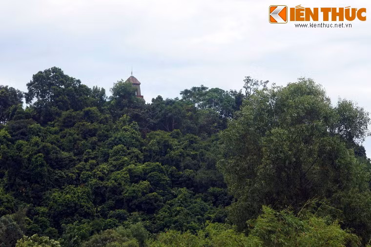 Năm 1825, vua Minh Mạng cho xây dựng lại chùa trên nền cũ đặt tên là chùa Thúy Ba. Năm 1836 vua Minh Mạng cho sửa lại, xây thêm Ðại Từ Các và Tháp Ðiều Ngự, và đổi tên chùa là chùa Thánh Duyên.