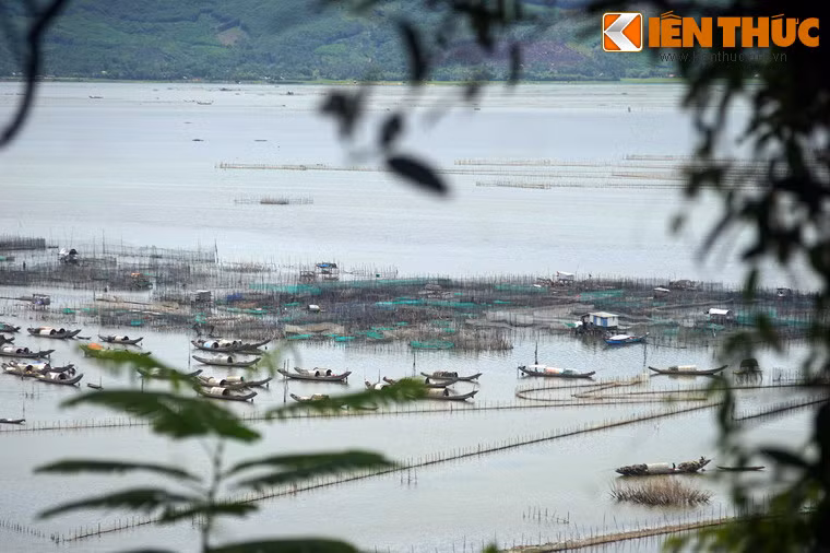 Từ đỉnh núi Túy Vân có thể ngắm nhìn khung cảnh mỹ lệ của đầm Cầu Hai bao quanh chân núi.