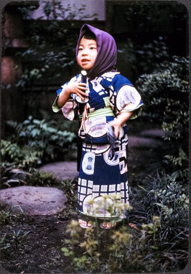 Cô bé mặc kimono với thanh kiếm dắt bên hông. Ảnh: Vintage Japan-esque.
