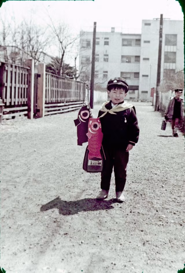 Bé trai cầm đèn lồng cá chép trên tay. Ảnh: Vintage Japan-esque.