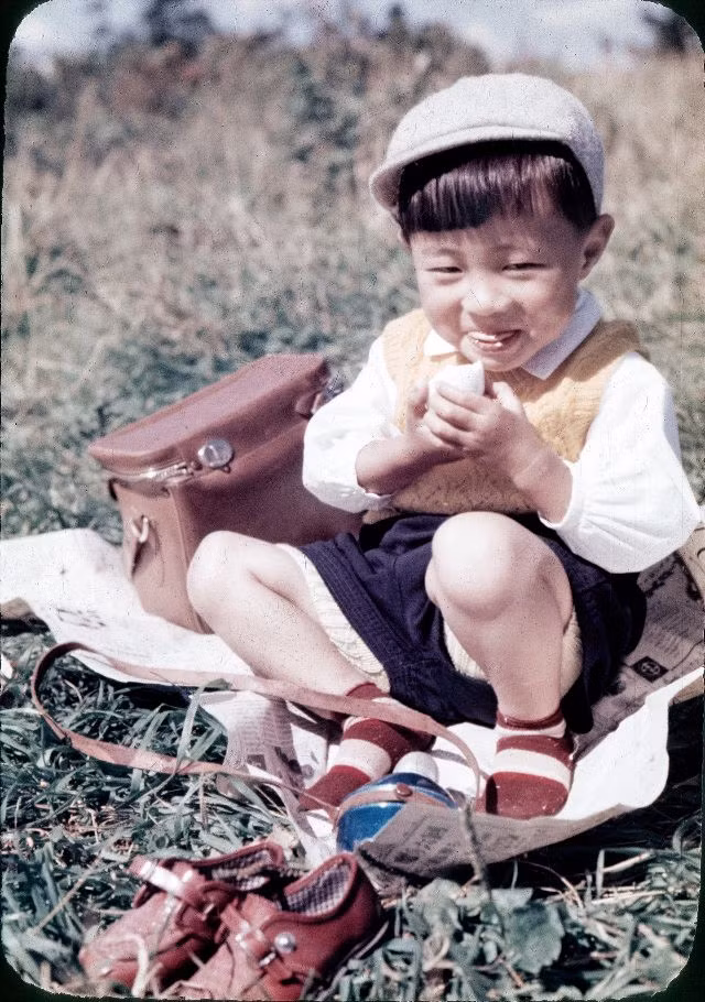 Vẻ hào hứng của chú bé trong một chuyến dã ngoại. Ảnh: Vintage Japan-esque.