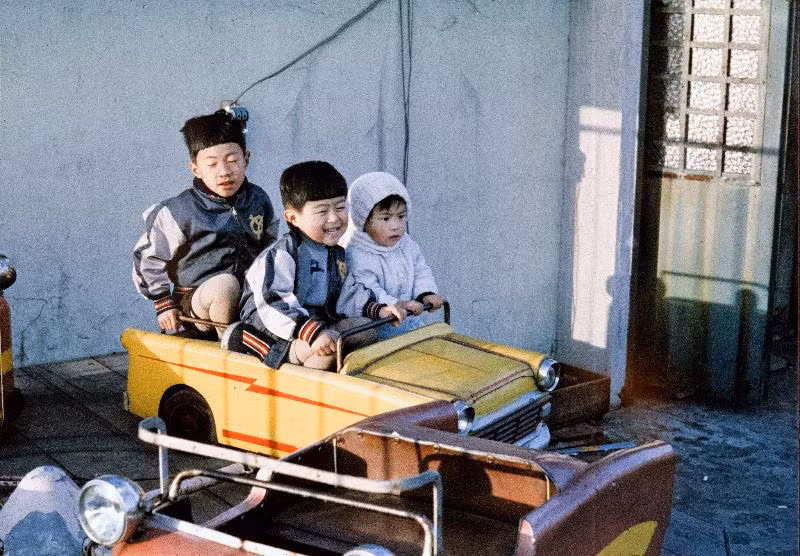 Ba anh em trên chiếc xe ô tô đồ chơi. Ảnh: Vintage Japan-esque.