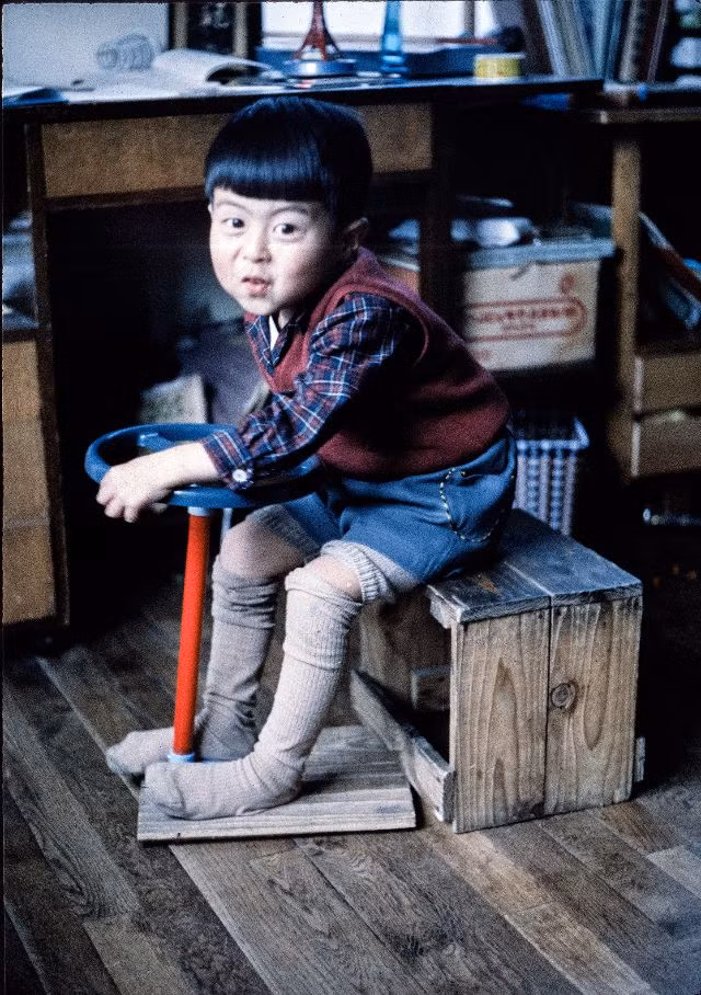 Cậu bé và chiếc vô-lăng đồ chơi. Ảnh: Vintage Japan-esque.