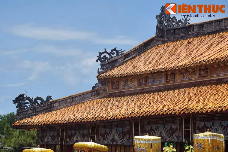 Mái Thế Tổ Miếu có hai tầng được lợp ngói hoàng lưu ly, đỉnh nóc gắn liền thái cực, các đầu đao hình rồng bằng pháp lam rực rỡ.