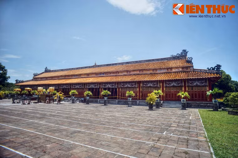 Tiền điện của Thế Tổ Miếu có 11 gian và 2 chái đơn, chính điện có 9 gian và 2 chái kép, nối liền nhau bằng bộ vì vỏ cua.