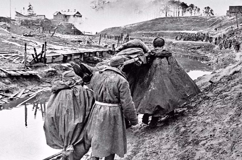 Vận chuyển thương binh ở mặt trận Leningrad, 1941. Ảnh: Vintag.es.