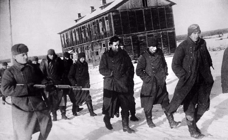 Binh sĩ Liên Xô áp giải tù binh Đức gần Moscow, ngày 10/2/1942. Ảnh: Vintag.es.
