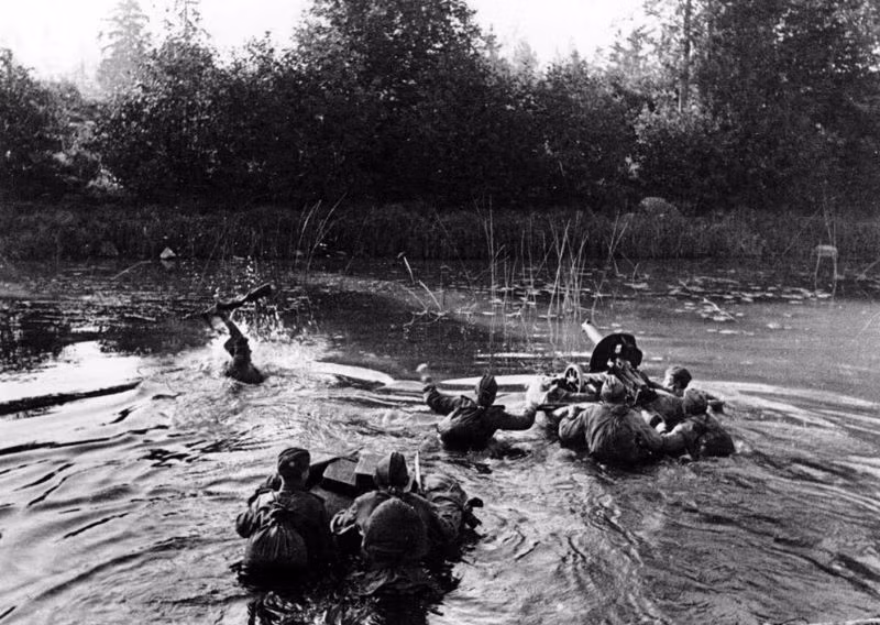 Một nhóm binh sĩ Xô viết vượt sông với súng máy ở mặt trận Baltic số hai, tháng 1/1945. Ảnh: Vintag.es.
