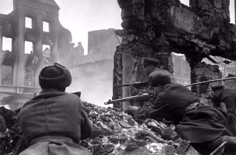 Chiến sĩ Hồng quân chiến đấu ở ngoại ô thành phố Konigsberg của Đức tháng 4/1945. Ảnh: Vintag.es.
