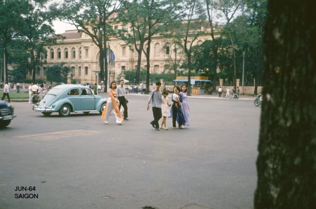 Tòa nhà Bưu điện Trung tâm nhìn từ phía trước nhà thờ Đức Bà. Ảnh: 121avn.