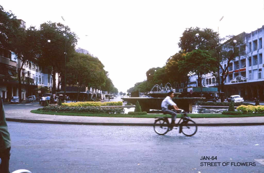 Vòng xoay đài phun nước ở giao lộ Nguyễn Huệ - Lê Lợi, Sài Gòn năm 1964. Ảnh: 121avn.