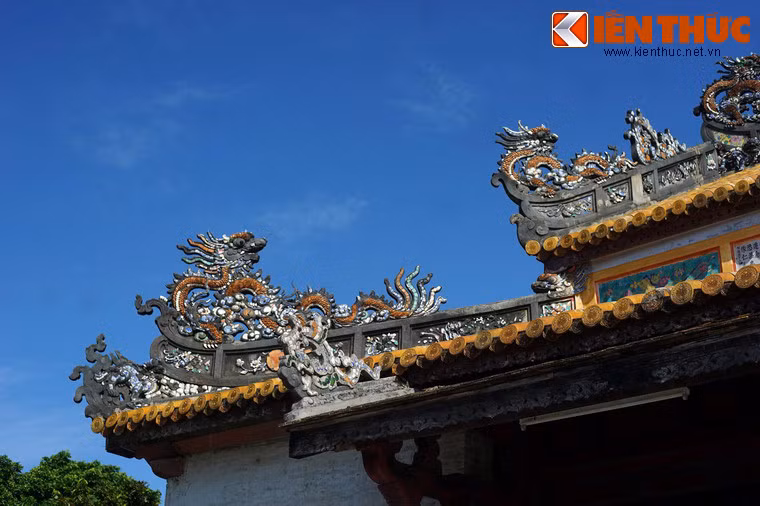 Các chi tiết trang trí rồng ở trên mái có tính nghệ thuật rất cao, thể hiện tài năng của những nhà thiết kế và nghệ nhân xây dựng công trình.