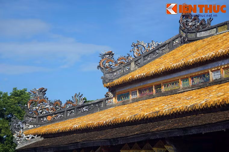 Mái điện Thái Hòa lợp ngói hoàng lưu ly, được chia làm ba tầng. Đó là một thủ pháp của những nhà kiến trúc thời Nguyễn nhằm làm giảm độ lớn, sự đồ sộ của phần mái, tạo nên yếu tố nhẹ nhàng và duyên dáng cho công trình.